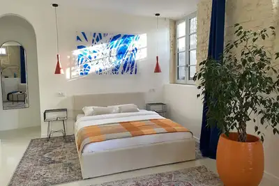 Image de Studio Arty en sous-sol niché au cœur d’un immeuble remarquable face aux parcs!