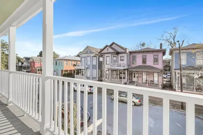 Image de Unbeatable Location in Heart of Victorian District by Lucky Savannah