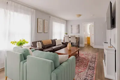Luxury Suite w/Blackout Blinds. Walk to Downtown. Pet Friendly; Full Fenced Yard