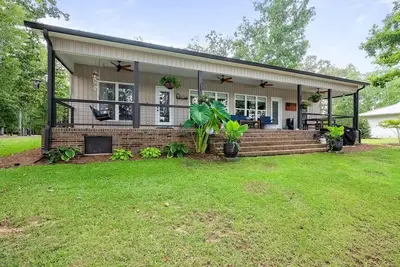 Image de Cozy lakefront home with beautiful views, fire pit & private dock.