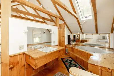 Image de Funky abode with a fireplace place for a small family or artists- pet-friendly!