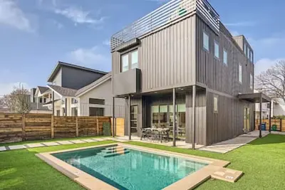 Image de Dip into the 512 Experience! 6 Bdrms W/Pool Mins to Dt