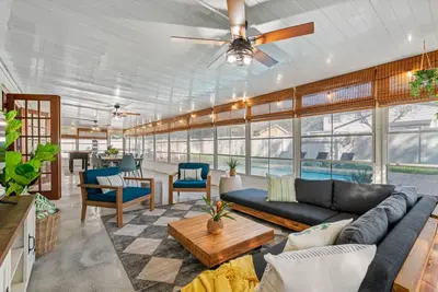 Image de Cozy Cottage with pool minutes from the beach