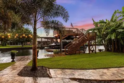 Image de Luxury Waterfront Pool Home w/spa & deep canal