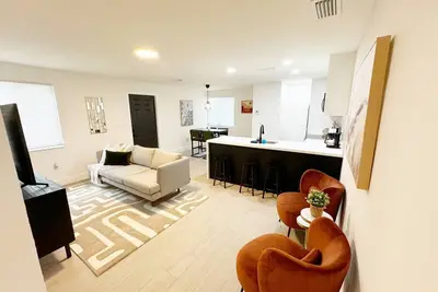 Image de Designer's Delight at Wynwood Cove Comfort & Style