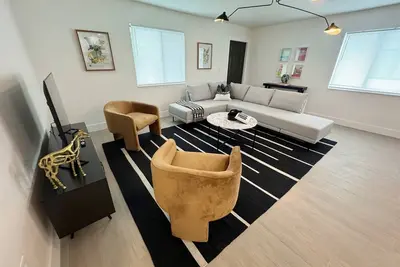 Image de Stylish Wynwood Escape: Art, Clubs & Sunshine