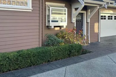 Image de Awesome location walking distance to all amenities