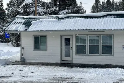Image de Cozy apartment centrally located in Crescent Lake!