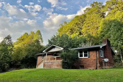 Image de Creekview retreat by Atv trails and waterfalls! Stunning creek view from porch.