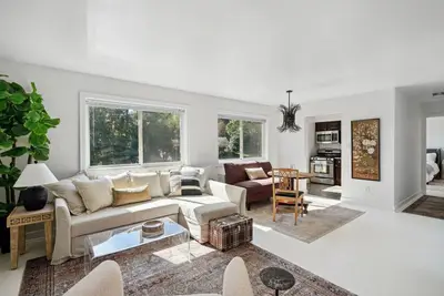 Image de Crystal City Charm / Free Parking