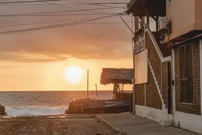 Image de Oceanfront Hostel - Balcony with amazing ocean sunset views, pool and Steam Room