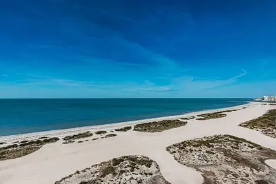 Image de Direct Gulf Front Southern Exposure corner unit with Two Balconies! Unobstructed Breathtaking  Million Dollar Views & Magnificent Sunsets! Located in Lighthouse Towers, Clearwater Beach ~