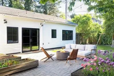 Image de Stylish West Seattle Home w/ Hot Tub & Lovely Yard