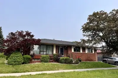 Image de Stylish 3 Bedrooms Private Bungalow in an Upscale Neighbourhood west of Toronto