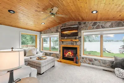 Image de Lakeside Retreat- 7beds/4bd/2ba! Family and pet friendly!
