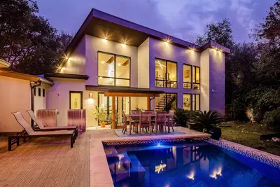 Image de Sun-filled & stylish guest house with generous yard & pool- near golf