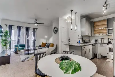 Image de Luxurious 2br+Resort Style Pool