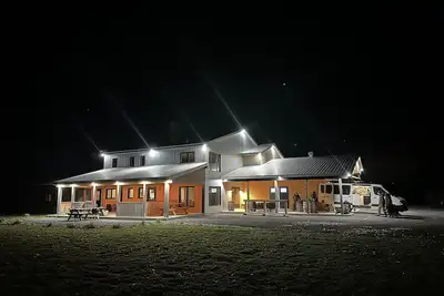Image de Le Lodge vous offre une expérience paisible et immersive en zone agricole.