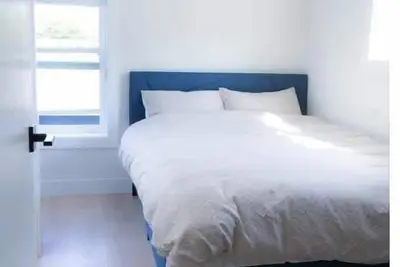 Image de Cozy Sunlit 2 Bedroom & Den Laneway!