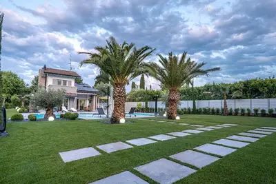 Image de Villa \"Sirmione Front Lake\" avec vue sur lac, piscine chauffée privée et Wi-Fi