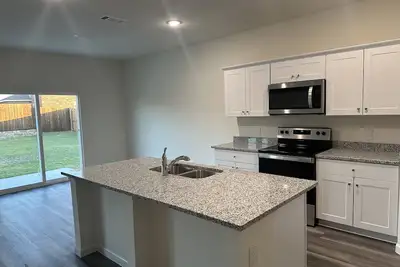 Image de Cozy modern retreat. 20 minutes from Downtown Dallas. Spacious, fresh, clean.