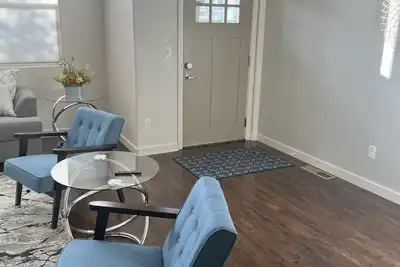 Image de Contemporary Townhome close to shopping and dining.