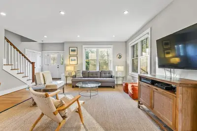 Image de New Listing:Modern Charming 4br/3. 5ba Retreat