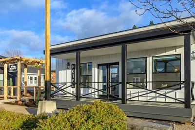 Image de Book the Ohana Bungalow at The Boutique Retreat in downtown McMinnville.