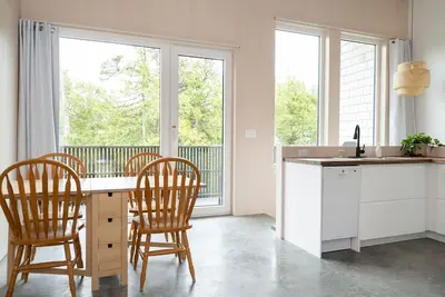 Image de White Haus - Cozy rainforest retreat 5 minutes walk to Big Beach and trails.