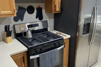 Image de King size bed! Pet friendly 3bd 1 bath house with garage 0. 7 mi to downtown.
