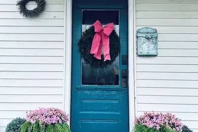 Charming modern vintage cottage only 4 minutes to the Ark! 11am checkout!