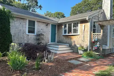 Image de Cozy, renovated home in a charming duplex cottage