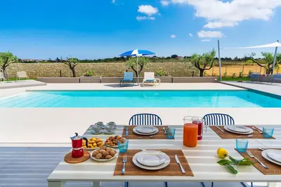 Image de Belle maison de vacances privée avec Wifi, piscine privée, climatisation, Tv, terrasse, parking
