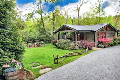 Image de Charming 2br home with peaceful views, steps from downtown Highlands.