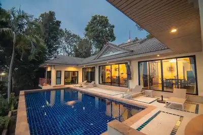 Image de Beach Front Villa with Stunning views and own private beach, relax, Bbq.