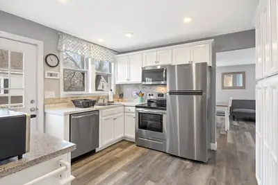 Image de Modern Beachside Condo in Onset Village: Walk to Dining, Market & Beaches Monthly Rates Available