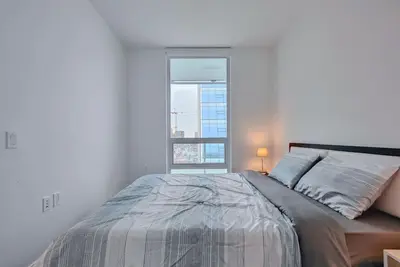 Image de 2-Bdr&1-Bath | 550 sq. ft | Ac | Next to Skytrain