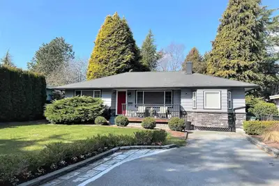 Image de 3 bedroom 2. 5 bath boutique style rancher in south surrey / white rock