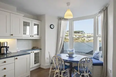 Image de Apartment, Sea Views & Terrace on Waters Edge