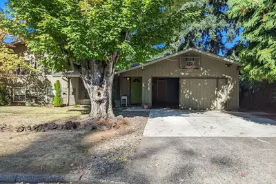 Image de Peaceful, 3-bedroom home with gourmet kitchen and private backyard