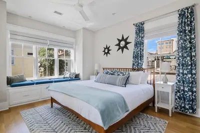 Image de Downtown House Steps to King St Bars & Restaurants