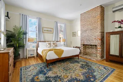 Image de Historic Downtown Home Steps to King Street