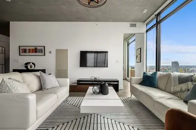 Image de Modern Comfort with Views, Parking, Office & Ac