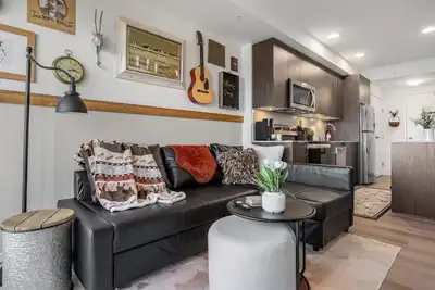 Image de Howdy! 1br Western Theme w Rooftop Patio & Ac