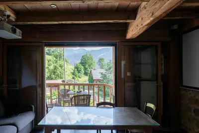 Image de Vieille remise rénovée en duplex écologique sur un coteau ensoleillé de montagne