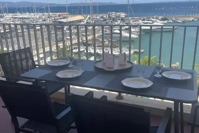 Image de Appartement climatisé avec terrasses et vue port, proche plages à Hyères