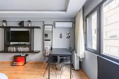 Image de Cozy Central Apartment with Elevator&Patio Near Metro 2 minute walking