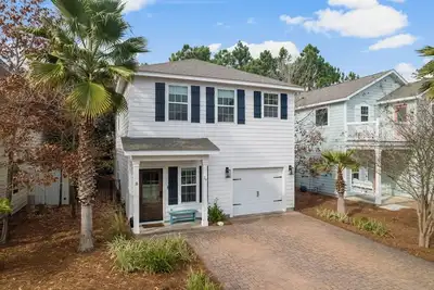 4 Bikes! Fenced back! Walk to Pool, Beach, Shops, Music & Dining! Tunnel to 30a!