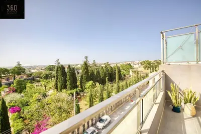Image de 2br home with Outdoor Dining & Greenery Views