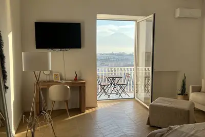 A 3 minuti da Piazza Del Plebiscito, il centro di Napoli! vista mare e Vesuvio!